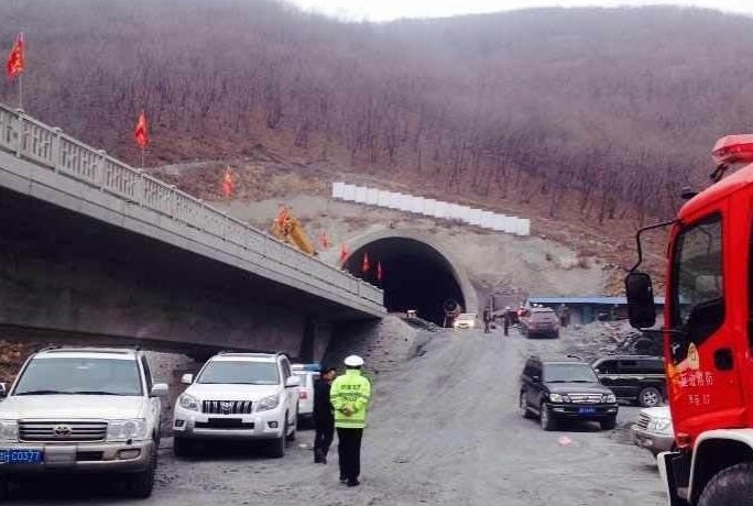 吉林吉珲高铁在建隧道坍塌12人被困”