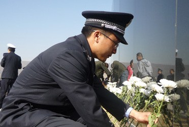 内蒙古公安厅清明前夕祭奠公安英烈”