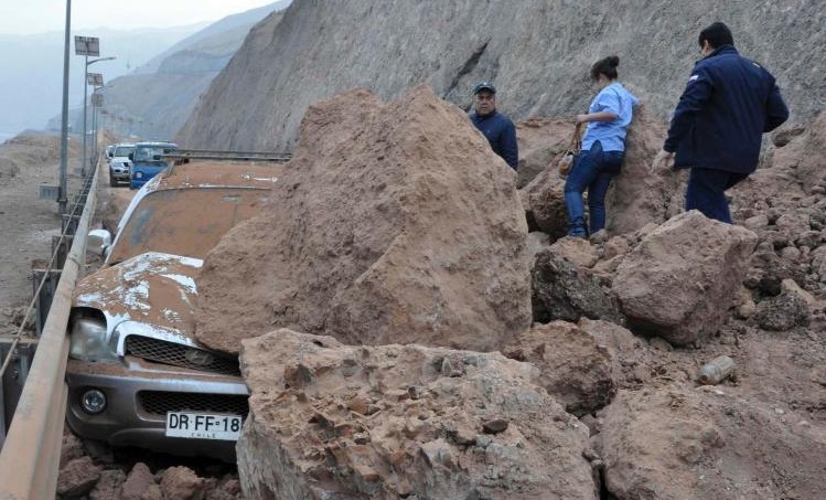 智利地震海啸过后一片狼藉 山体滑坡压坏汽车”