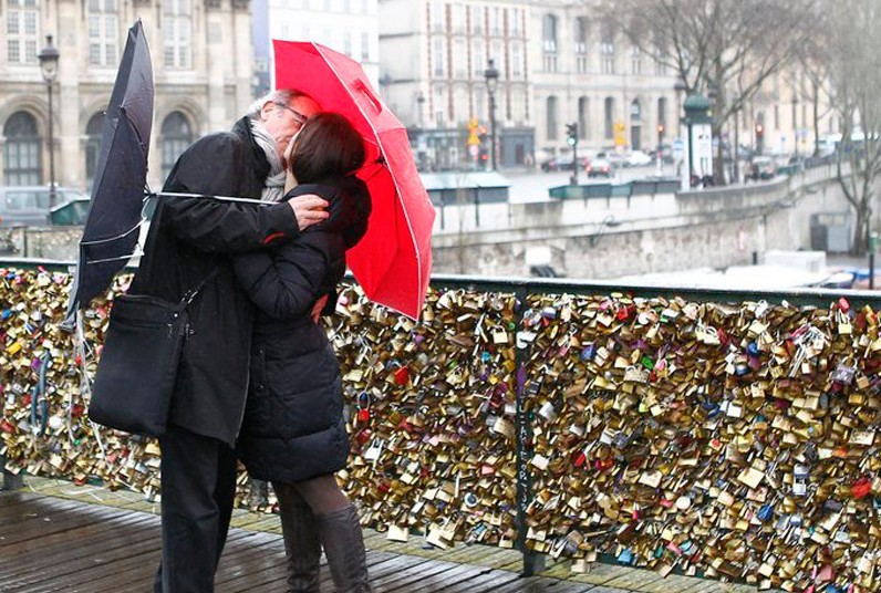 70万把“爱情锁”致巴黎古桥不堪重负恐被压垮”