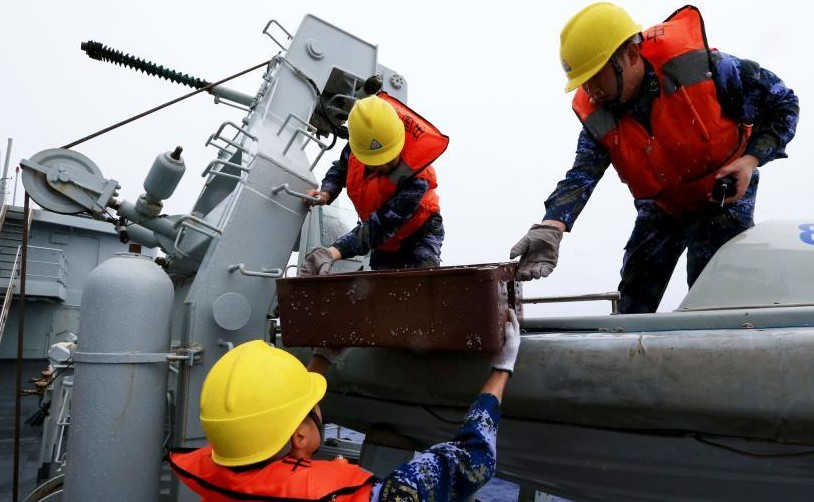 中国海军舰艇昼夜连续搜索 打捞海上漂浮物”