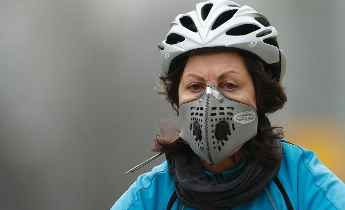 英国伦敦空气污染严重 民众戴口罩出行”