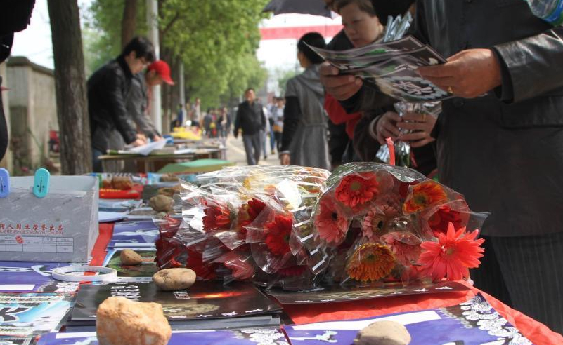 南昌清明禁燃爆竹 “一元钱扫墓”卡片受青睐”