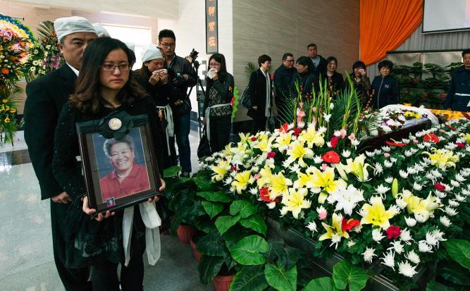 首位从珠峰北坡成功登顶女性潘多追悼会举行”