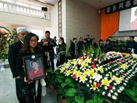 首位从珠峰北坡成功登顶女性潘多追悼会举行”