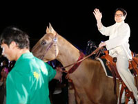 成龙北京太庙跨汗血宝马”