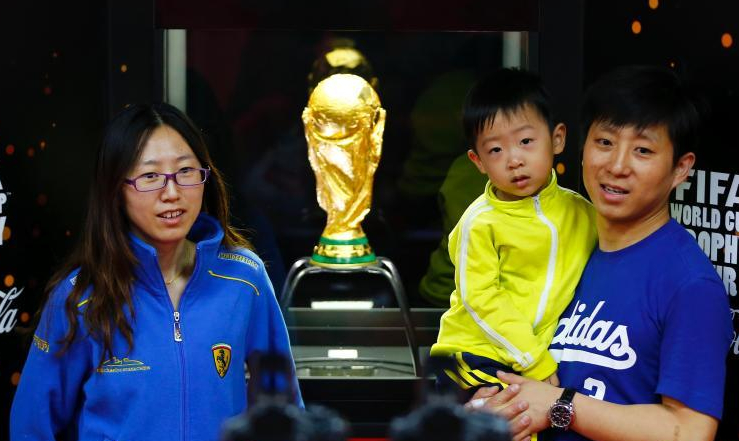 北京球迷与大力神杯“零距离””