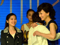 赵雅芝现身西子湖畔”