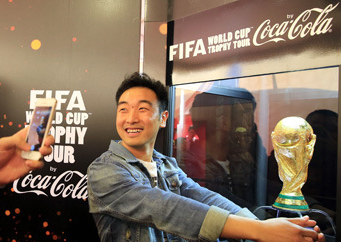 大力神杯首到上海 吸引市民争相与金杯合影”