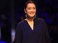 巩俐亮相上海时装周 坦言喜欢比基尼”