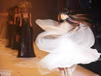 小彩旗亮相上海时装周婚纱秀”