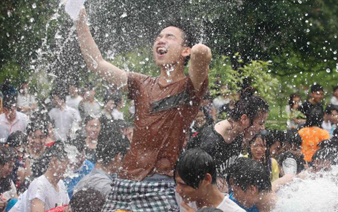 东南亚留学生广西欢庆泼水节激情四射”