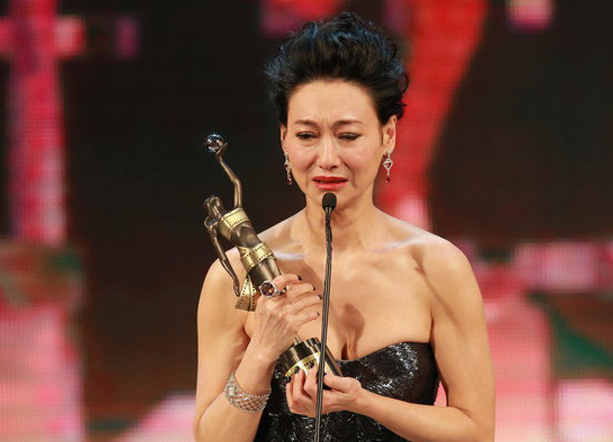 香港电影金像奖 惠英红凭《僵尸》获佳女配角奖”