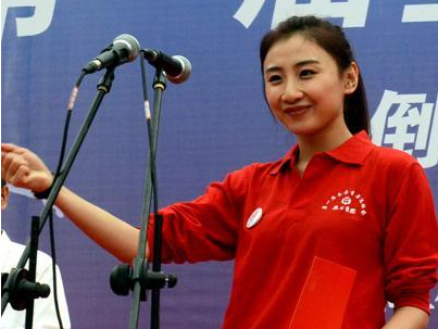 奥运冠军何雯娜出席青运会倒计时牌启动仪式”