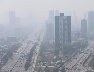 山西太原遭遇雾霾笼城 空气重度污染”