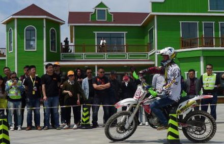 江苏大丰举办趣味运动赛 二百多位达人秀车技”