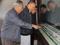 浙江黄岩79岁老人办展展出上万张门票”