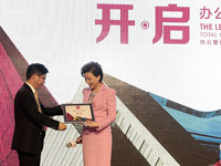 杨澜在北京当办公形象大使”