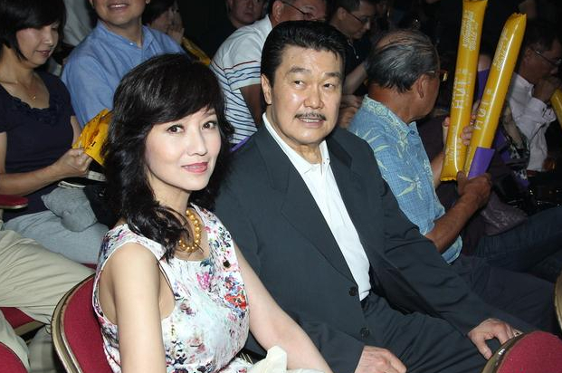 赵雅芝携老公看演唱会”