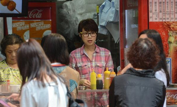 94港姐冠军转行卖鱼蛋”