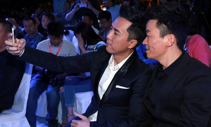 王宝强甄子丹玩自拍”