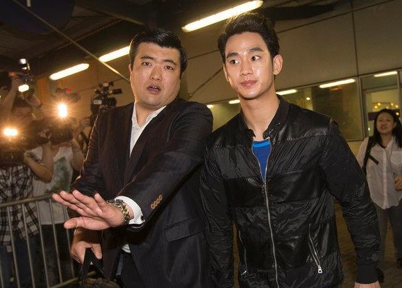 金秀贤旋风袭港弯腰频鞠躬”