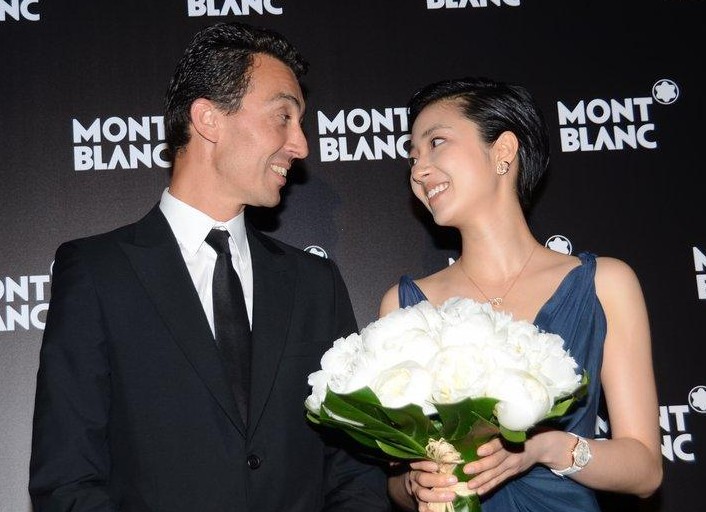 桂纶镁获老总献花频对视”