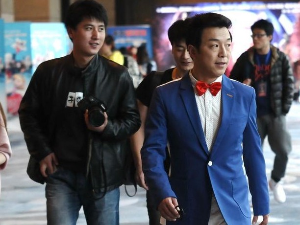 黄渤现身酒店阵仗足”