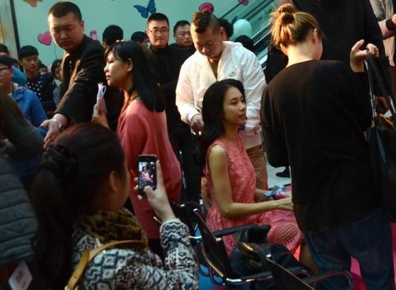 莫文蔚当众补妆遭围观”