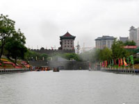西安护城河再现“舟楫往来”美景”