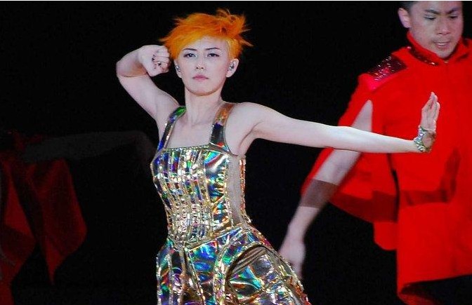 孙燕姿广州个唱大秀舞技 与吉他手贴身热舞”