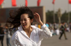 北京遭遇大风 游客“风中凌乱””