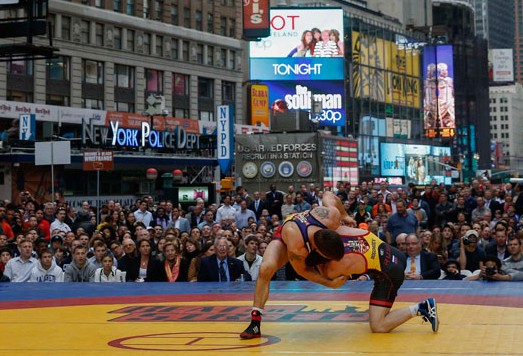 纽约时报广场举行摔跤赛 街头肉搏引围观”