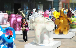 沈阳街头现多彩“大象阵””