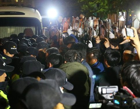 韩沉船遇难者家属前往青瓦台 与警察通宵对峙”