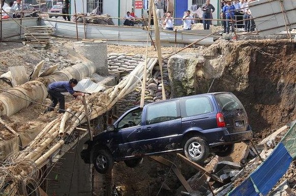 安徽路面塌陷致车辆坠入5米深坑”