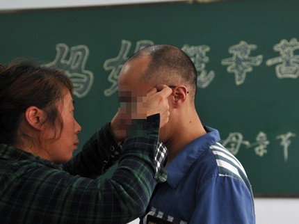 母亲节的相聚 高墙内的感动”