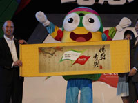 可口可乐与青奥会组合标志“旌旗”正式亮相”