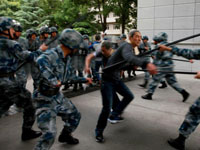 成都空军司令部某警卫官兵举行反恐处突演练”