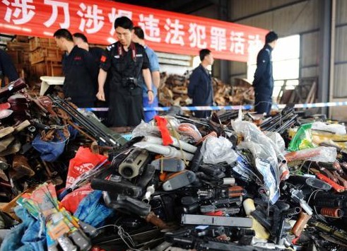 长沙警方集中销毁4000余支枪支、仿真枪”