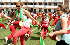 美国大学生“拜师”中国小学生打起安塞腰鼓”