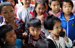 国际家庭日:湖南道县留守学生拔打亲情电话”