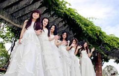 武汉女大学生婚纱毕业照 靓丽抢镜”