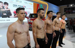 “肌肉男”助阵青岛车展”