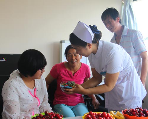 关爱残疾儿童 共度欢乐节日”