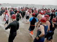 上海金山城市沙滩铁人三项赛举行”