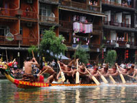 湖南凤凰古城举行龙舟赛”