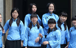 南京大学生拍“复古”毕业照”