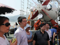 中国首艘载人潜水器“蛟龙”号对公众开放”