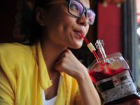 辽宁咖啡厅现“血袋”饮料”